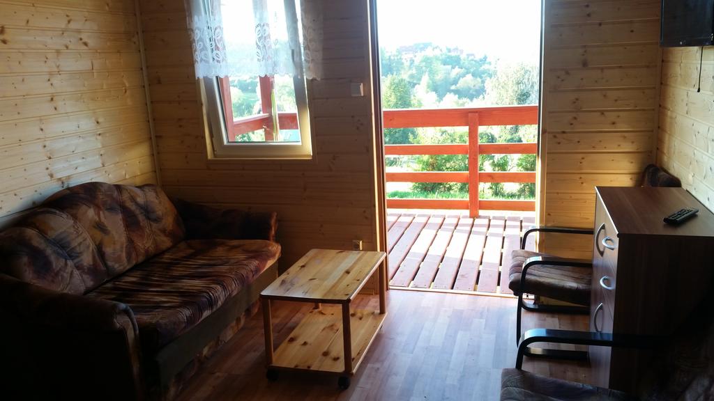 Poranna kawa na tarasie domku w Zawozie – widok na cichą zatokę Jeziora Solińskiego.