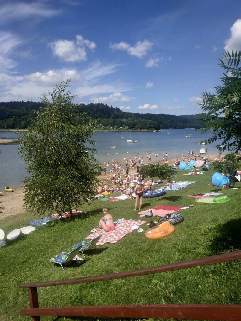 Widok zewnętrzny domków całorocznych nad Soliną w Zawozie