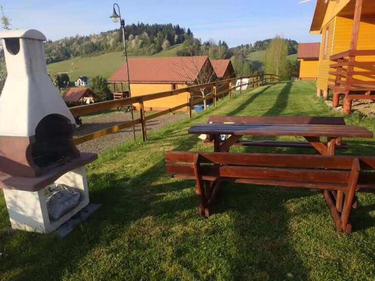 Widok zewnętrzny domków całorocznych nad Soliną w Zawozie