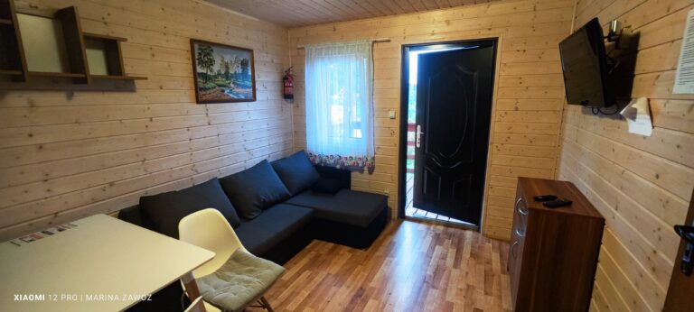 Widok zewnętrzny domków całorocznych nad Soliną w Zawozie
