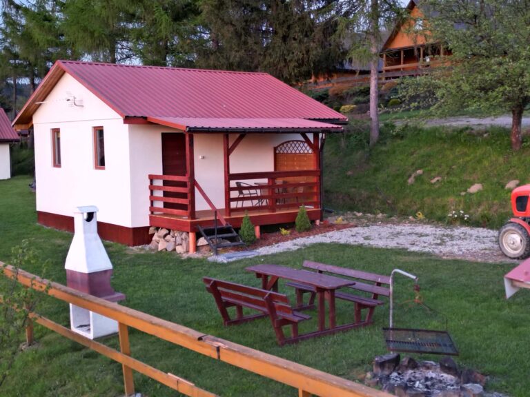 Widok zewnętrzny domków całorocznych nad Soliną w Zawozie