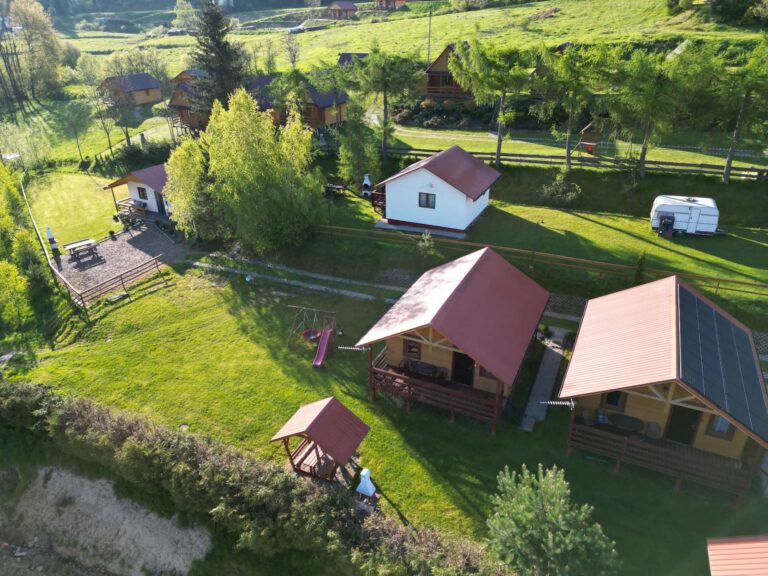 Widok zewnętrzny domków całorocznych nad Soliną w Zawozie