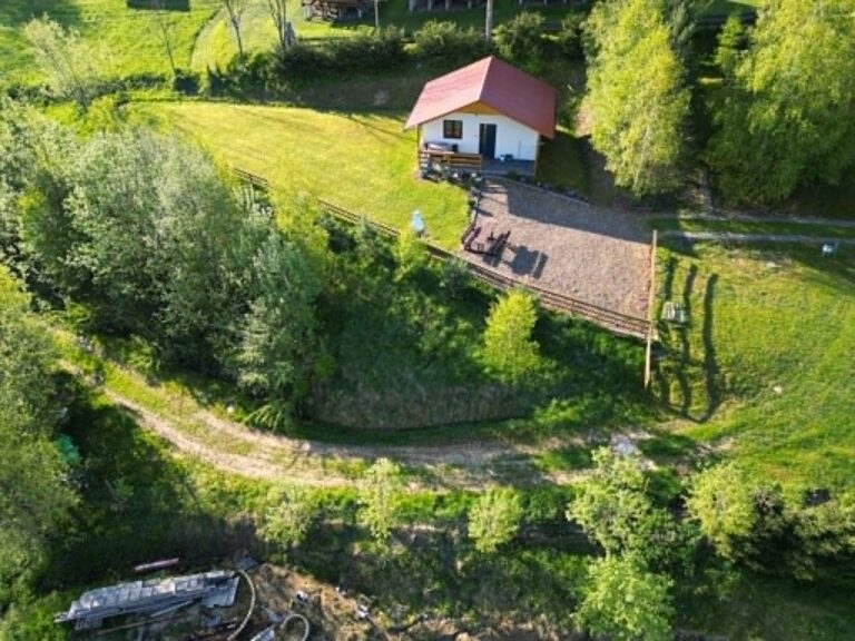 Widok zewnętrzny domków całorocznych nad Soliną w Zawozie