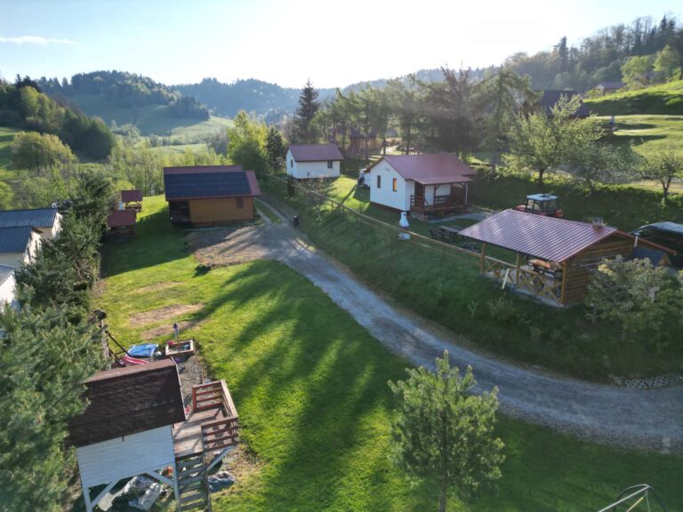 Widok zewnętrzny domków całorocznych nad Soliną w Zawozie
