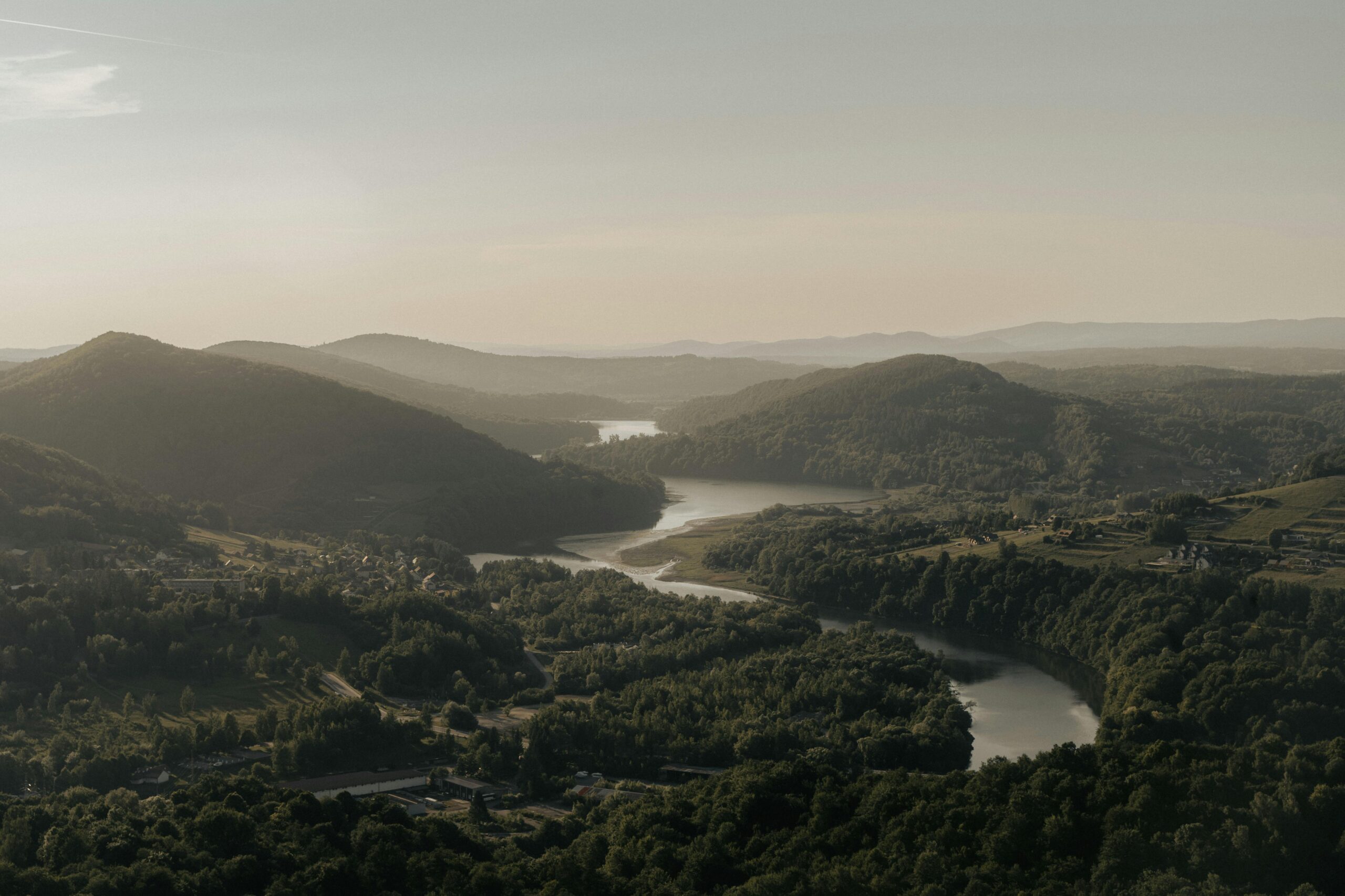 Jezioro Solińskie z lotu ptaka – Bieszczady, widok lotniczy